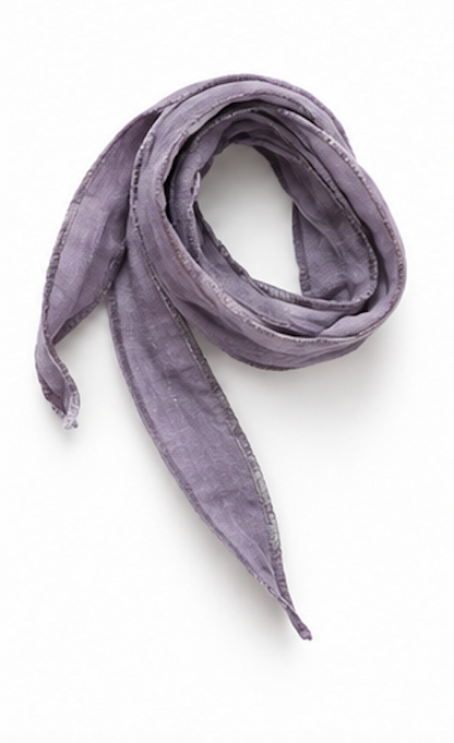 Cinta de seda Algara en color gris malva atada a la muñeca