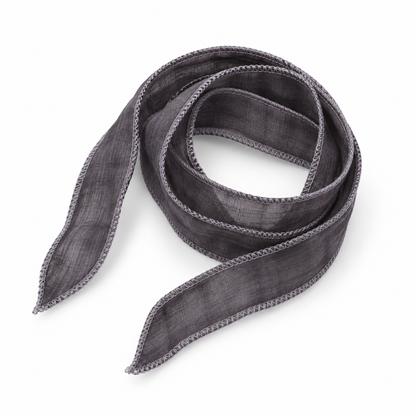 Cinta de seda Algara en color gris oscuro atada a la muñeca
